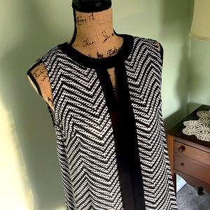Vince Camuto Black and White Chevron Sleeveless Tunic Size Small
